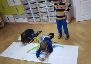 Dzieci tworzą rysunek